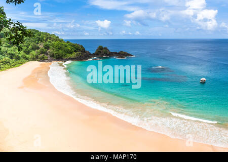 Fernando de Noronha, Brasilien. Luftaufnahme von Sancho Strand auf der Insel Fernando de Noronha. Anzeigen, ohne dass jemand am Strand. Bäume und Pflanzen um. Stockfoto