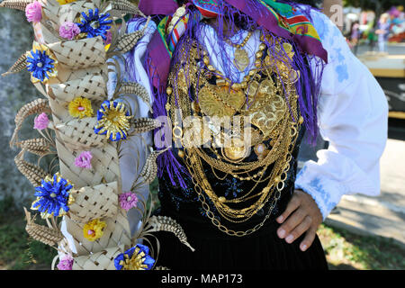 Goldene Halskette und Tracht von Minho. Unsere Liebe Frau von Qual feste, das größte Volksfest in Portugal. Viana do Castelo. Stockfoto