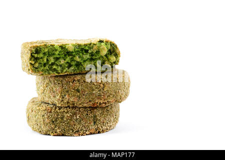 Gegrilltes gemuese Hamburger mit Spinat und Erbsen auf weiße Platte auf weißem Hintergrund Stockfoto