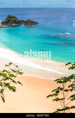 Fernando de Noronha, Brasilien. Luftaufnahme von Sancho Strand auf der Insel Fernando de Noronha. Anzeigen, ohne dass jemand am Strand. Stockfoto