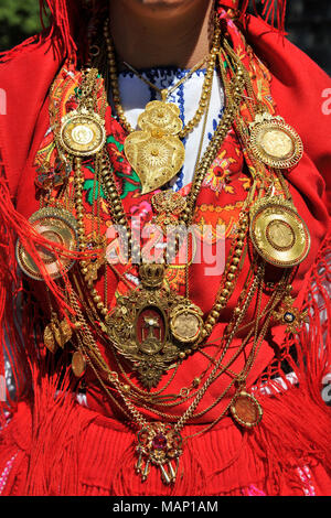 Goldene Halskette und traditionelle Kostüme (Lavradeira) von Minho. Unsere Liebe Frau von Agonie Festlichkeiten, die größte traditionelle Festivals in Portugal. Viana do Cas Stockfoto