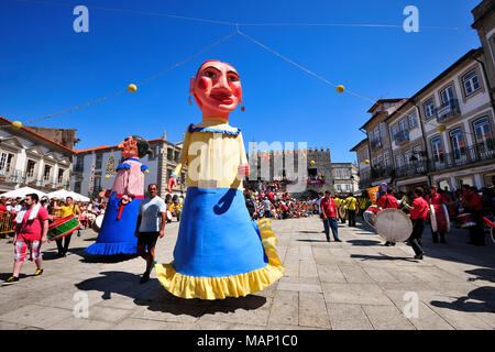 Traditionelle big-vorangegangen Masken der Minho (cabeçudos) im historischen Zentrum von Viana do Castelo. Unsere Liebe Frau von Agonie Festlichkeiten, die größte traditionelle Stockfoto