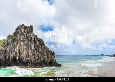 Fernando de Noronha, Brasilien. Die unglaubliche Insel in Brasilien. Blick auf den Strand mit Wellen. Stockfoto