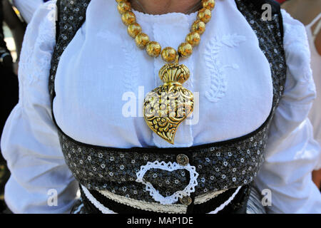 Goldene Halskette und Tracht von Minho. Unsere Liebe Frau von Qual feste, das größte Volksfest in Portugal. Viana do Castelo. Stockfoto