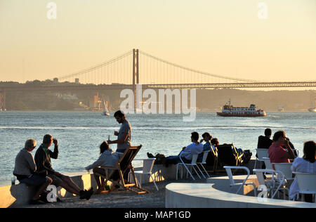 Cafés an der Ribeira das Naus Esplanade, entlang den Fluss Tagus. Lissabon, Portugal Stockfoto