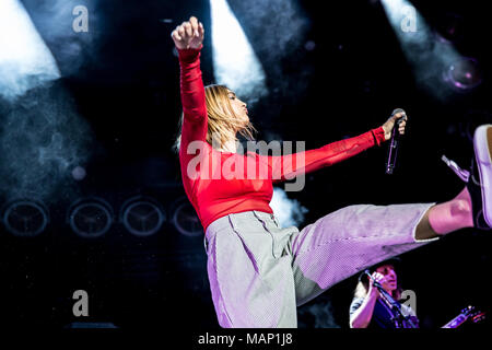 Julia Michaels live an der Bournemouth International Centre Stockfoto