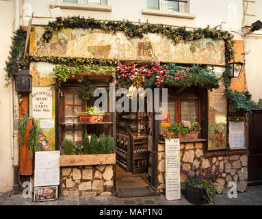 PARIS, FRANKREICH - 07. MAI 2011: Außenansicht des hübschen Le Poulbot Restaurant Cafe in der Rue Poulbot Road Stockfoto