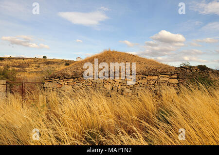 Ein Haus aus Stein in der Nähe von Figueira de Castelo Rodrigo mit einem Dach. Eine der am meisten isolierten Hochebenen in Portugal, Internationale Douro natürliche Pa Stockfoto