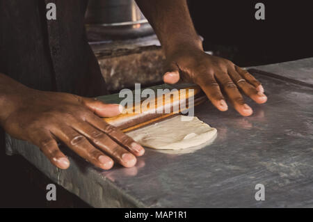 Männer Händen den Teig zu schließen. Asiatische Männer Vorbereitung Teig für das Kochen von lokalen indischen Roti in der Straße Markt. Prozess zu kochen populärste Delic Stockfoto