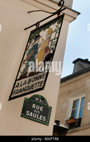 PARIS, FRANKREICH - 07. MAI 2011: Farbenfrohes Schild vor dem Restaurant La Bonne Franquette an der Ecke Rue de la Roquette und Rue des Saules in Mon Stockfoto