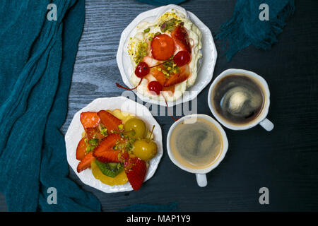 Köstliche Kuchen mit frischen Früchten und Kaffee Stockfoto