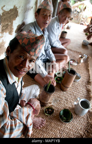 Nepal 2014. Pangma Dorf. Nuargi Feier. Männer trinken. Stockfoto