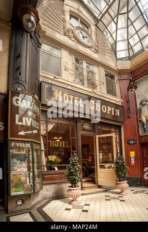 PARIS, FRANKREICH - 04. AUGUST 2018: Eingang zum Hotel Chopin in der Passage Jouffroy im 9th. Arrondissement. Stockfoto