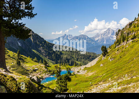 Blick auf die blaue See Spiegelsee Mittersee und die Berge in der Ferne Gosaukamm, Roetelstein und Dachstein in Österreich Stockfoto