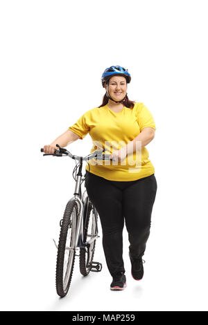 In voller Länge Porträt einer übergewichtigen Frau mit einem Fahrrad zu Fuß in Richtung der Kamera auf weißem Hintergrund Stockfoto
