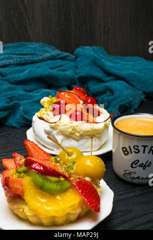 Leckere fett Kuchen mit frischen Früchten und Kaffee Stockfoto