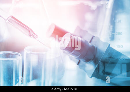 Drei Erlenmeyerkolben, Glaswaren auf Wissenschaft Labor Forschung und Entwicklung Stockfoto