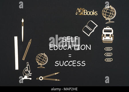 Das Konzept der Schule, Text selbst Bildung Erfolg mit Schulmaterial Spanplatte Miniaturen auf Tafel platziert Stockfoto