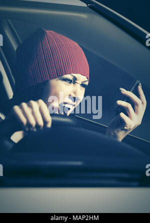 Wütende Frau schreien auf Handy in Ihrem Auto Stockfoto