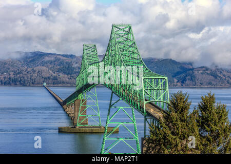 Das Wahrzeichen Atoria, Oregon Brücke, die sich über der Mündung des mächtigen Columbia River. Stockfoto