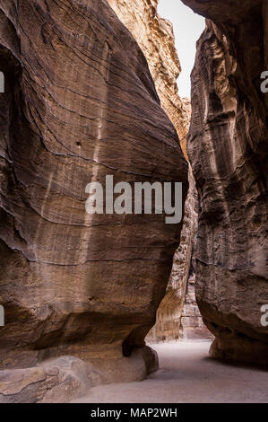 Der Siq ist der wichtigste Eintrag Straße, die zu den Treasary Halle in der archäologischen Stadt Petra, Jordanien führt. Stockfoto