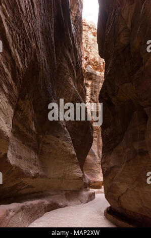 Der Siq ist der wichtigste Eintrag Straße, die zu den Treasary Halle in der archäologischen Stadt Petra, Jordanien führt. Stockfoto