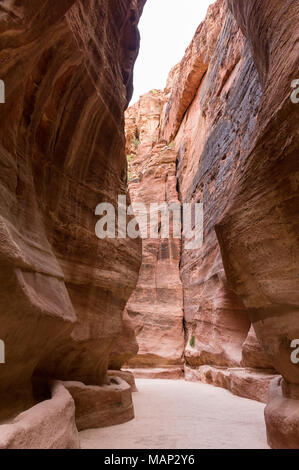 Th Siq ist der wichtigste Eintrag Straße, die zu den Treasary Halle in der archäologischen Stadt Petra, Jordanien führt. Stockfoto