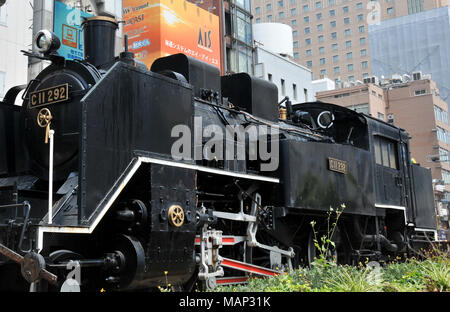 Alte Dampflok vor der Shimbashi Station in Minato-Ku, Tokyo, Japan Stockfoto