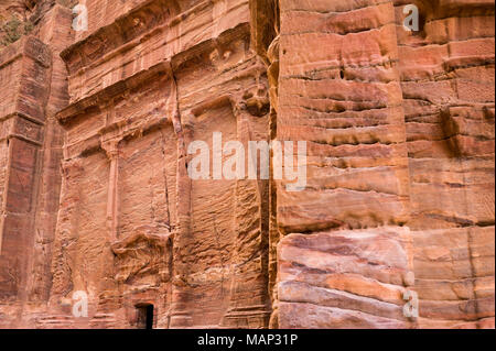 Detailansicht der königlichen Gräber Felswand in Petra, Jordanien. Stockfoto