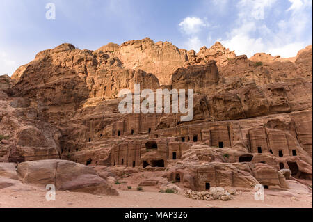 Allgemeine Ansicht der Königsgräber in Petra, Jordanien, die Urne Gräber. Stockfoto