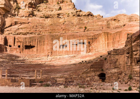 Nabatäischen Theater im Zentrum der archäologischen Stätte Petra in Jordanien. Stockfoto