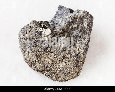 Makroaufnahmen von natürlichen Mineralgestein Muster - raw peridotite Stein mit phlogopit Glimmer, auf weißem Hintergrund von kovdor Region, Kola Penins Stockfoto