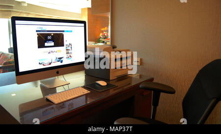 Singapur - APR 2 2015: Computer auf dem Tisch in einem Business Center in einem Luxushotel Stockfoto