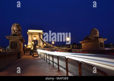 Datenverkehr auf der Széchenyi Kettenbrücke über die Donau, die Stadt Budapest, Ungarn. Stockfoto