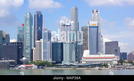 Singapur - APR 2 2015: Skyline des Geschäftsviertels und Marina Bay während des Tages Stockfoto