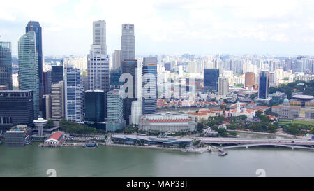 Singapur - APR 2 2015: Skyline des Geschäftsviertels und Marina Bay während des Tages Stockfoto