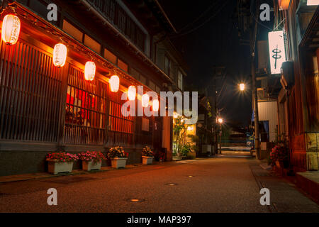 Higashi Chaya Bezirk Straßen in der Nacht. Higashi Chaya ist ein traditioneller Unterhaltung dsitrict wo Geisha haben g Stockfoto