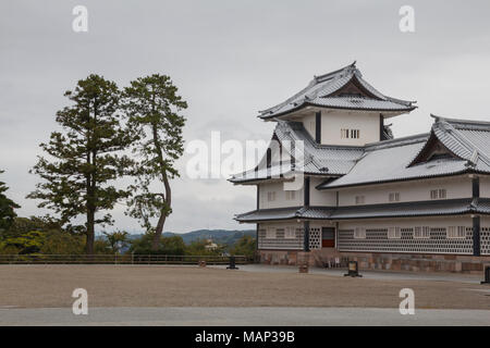 Die teilweise restaurierten Burg Kanazawa in Kanazawa, Präfektur Ishikawa, Japan. Es ist neben dem Kenroku- Stockfoto