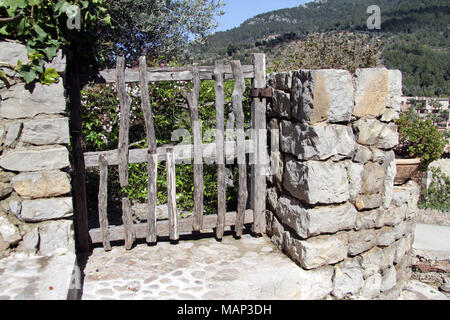 Alte hölzerne Tor durch einen Stein weg in Deia Mallorca Stockfoto