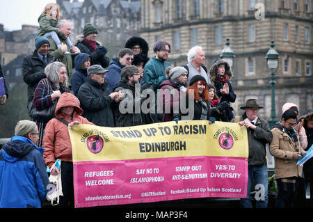 Menschen nehmen an einer Anti-Rassismus-Kundgebung im Stadtzentrum von Edinburgh Teil, um gegen eine Hasskampagne namens "Bestrafung eines Muslims" zu protestieren. Stockfoto