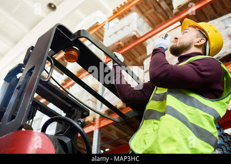 Lager Mover spricht von Walkie-Talkie- Stockfoto