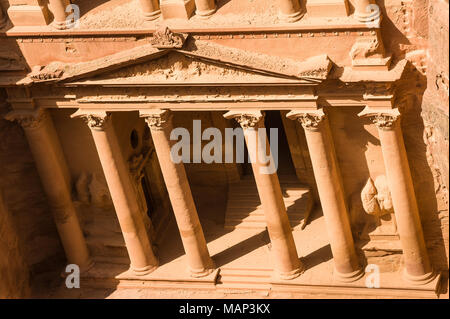 Al-Khazneh ist eine der aufwändigsten Tempeln in der alten arabischen nabatäische Stadt Petra. Stockfoto