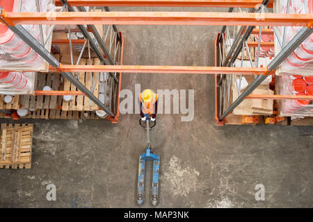 Mover im Lager Gang Stockfoto