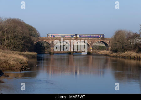 Scotrail Klasse 156 Sprinter Zug überquert die Viadukt an Annan (Fluss Annan, südlich von Dumfries) in den Fluss unten spiegeln Stockfoto