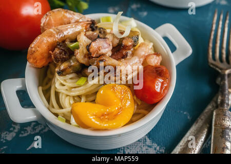 GarlickySeafood Pasta Spaghetti mit Muscheln, Garnelen, Meeresfrüchte Cocktail Stockfoto