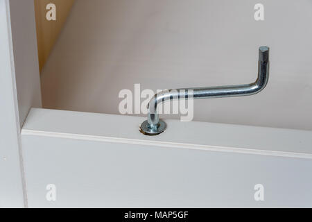 Fxing einige Flat Pack Möbel mit einem Inbusschlüssel und Schraube Stockfoto