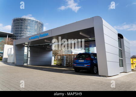 DRESDEN, Deutschland - 2. April 2018: Volkswagen E-Mobilität Ladestation vor dem Glaserne Manufaktur - transparente Fabrik Stockfoto