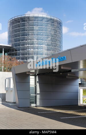 DRESDEN, Deutschland - 2. April 2018: Volkswagen E-Mobilität Ladestation vor dem Glaserne Manufaktur - transparente Fabrik Stockfoto