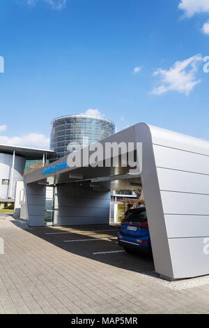 DRESDEN, Deutschland - 2. April 2018: Volkswagen E-Mobilität Ladestation vor dem Glaserne Manufaktur - transparente Fabrik Stockfoto