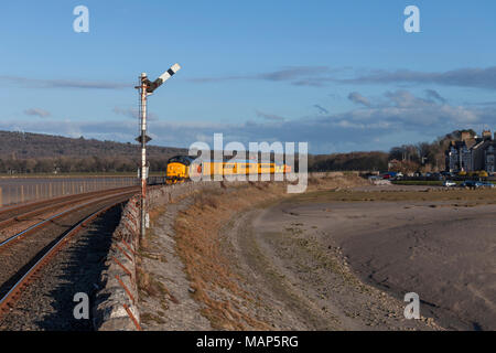 Colas railfreight Klasse 37 Lokomotiven vorbei an einem mechanischen semaphore Signal an Arnside mit einem Network Rail Infrastructure Monitoring Zug Stockfoto